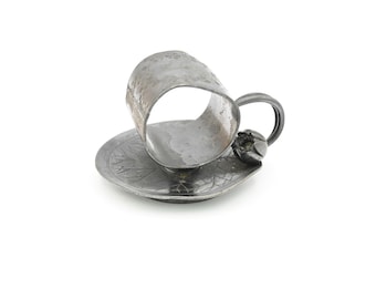 Antiguo porta servilletas con forma de anillo adornado con flores y hojas de nenúfar de cuatro platos de la compañía Meriden B.