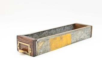 Gaveta de armário de biblioteca W C Heller em madeira antiga e metal, estilo boticário, para arquivos ou peças. Design rústico decorativo nº 7.