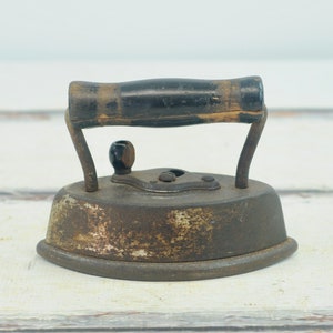 Antique. 2 Piece Sad Iron #52 With Quick Release Handle 1880s Cast Iron and Wood