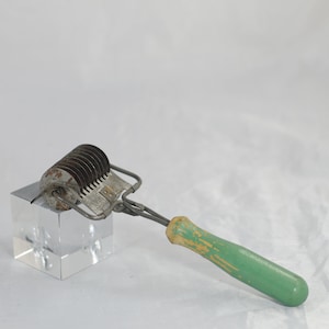 Vintage . Acme? Multi Blade 1930s Rotary Mincer Green Wood Handle Made In USA