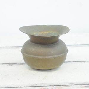 Vintage . Brass Spittoon Cuspidor 7.75&quot;D x 6.25&quot;H Nice Patina Made in England