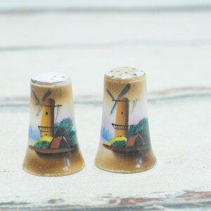 Saleiros e pimenteiros de porcelana vintage com padrão de moinho de vento colecionáveis feitos no Japão porcelana +