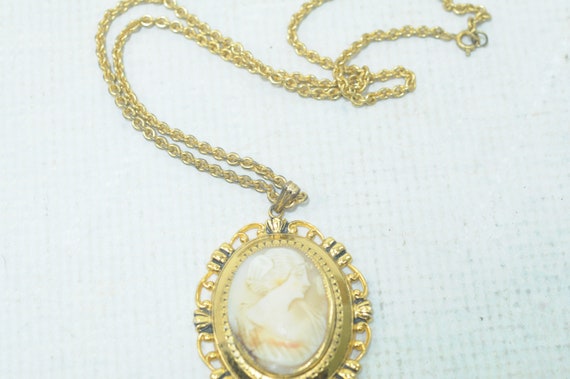 Vintage Carved Shell Cameo Pendant Necklace Gold … - image 4