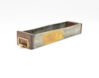 Gaveta de armário de biblioteca W C Heller em madeira antiga e metal, estilo boticário, para arquivos ou peças. Design rústico decorativo nº 6.