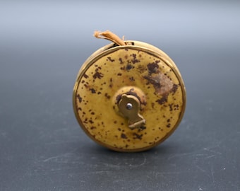 Vintage. Kolekcjonerskie narzędzie Lufkin Rule Brass Case Miarka taśmowa 50 stóp z ręcznym naciągiem USA