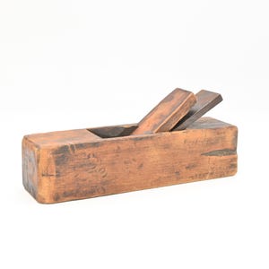 Antiek 9-inch glad houten schaaf met mes voor schrijnwerkers en timmerlieden, in goede staat.