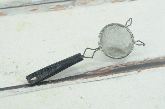 Vintage. Schwarzes Sieb mit Kunststoffgriff, Handsieb Nr. 7 *