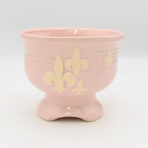 Vintage 1940'S McCoy Brush Pottery Planter with Fleur-De-Lis In Rare Pink Color