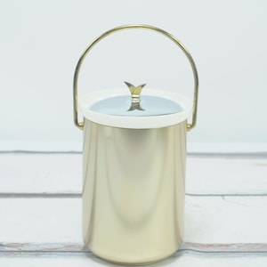 Vintage Kromex ijsemmer MCM met messingkleurige handgrepen, geïsoleerd, retro barware en koperkleurige decoratie.