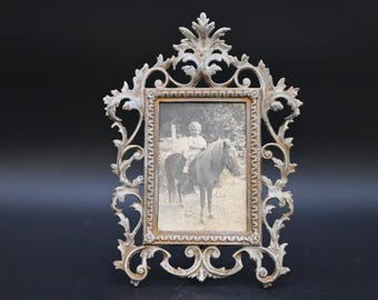 Cornice antica decorata vintage in metallo fuso dorato, cavalletto 12 x 9 n. 08576