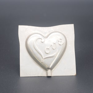 Vintage. Aluminium hartvormige zuignapvorm Lollipoovorm reliëf liefdesscript Valentijnsdagsnoep