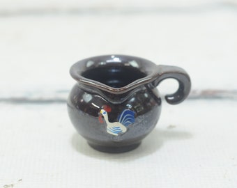 Vintage pequeño individual Red Ware Creamer Mini Pitcher con gallo pintado restaurante servir estación de café Ware