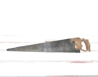 Sierra de mano antigua/vintage Henry Disston de 26", 12 dientes por hilo, 5 1/2 dientes por pulgada, patrón de barco, enredadera tallada