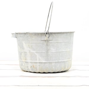 Jahrgang . Waschwanne Verzinkter Stahl Metall Bauernhof 1/2 Scheffel Korbgriffe Washtub Primitive