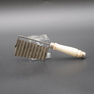 Vintage . White Wood Handle Kitchen Tool Utensil Wavy Vegetable Slicer Garnishing