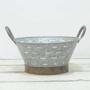 Vintage . Farmhouse/Primitive/Rustic Metal Strainer Colander Kitchen Colander Metal Bowl