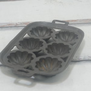 Vintage Industrial Cast Iron Baking Pan Heavy Duty Turks Head Muffin Cornbread Pan Marked #19