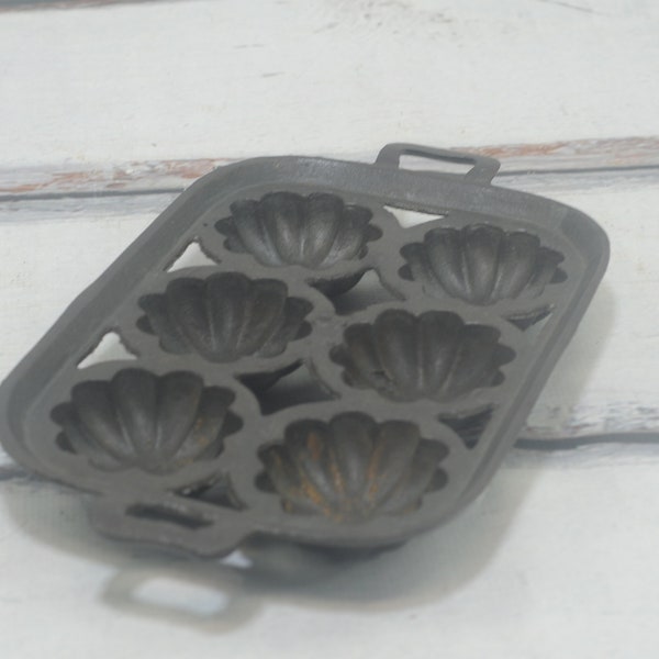 Vintage Industrial Cast Iron Baking Pan Heavy Duty Turks Head Muffin Cornbread Pan Marked #19