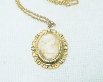 Vintage snidad snäckskal cameo hänge halsband förgyllt guldfärgat vintage retro smycken