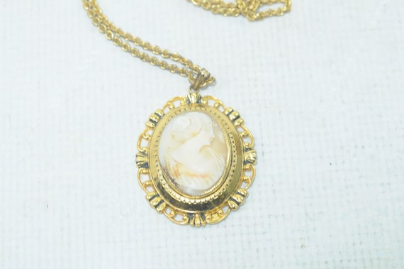 Vintage Carved Shell Cameo Pendant Necklace Gold … - image 1