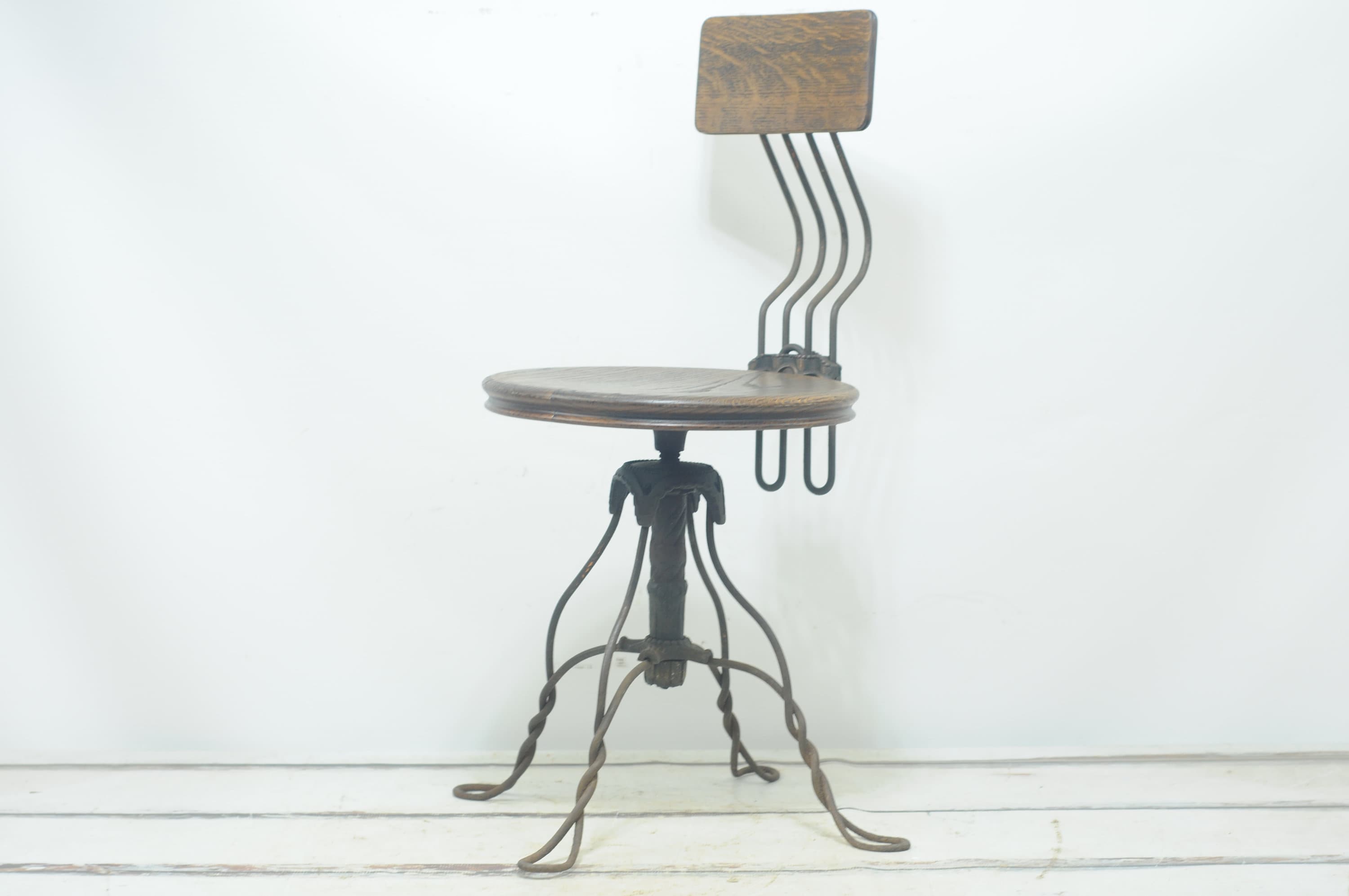 【ヴィンテージ】✴︎木製とビニールの手作りチェアー✴︎ 爽やかな青と白のデザイン ヴィンテージ】✴︎木製とビニールの手作りチェアー✴︎ 爽やかな青と