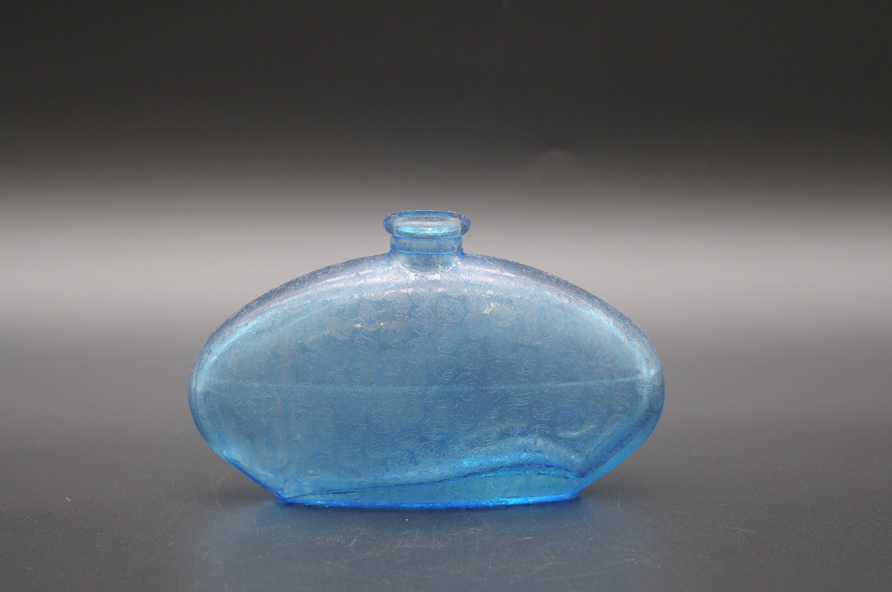 ヴィンテージ。装飾的なライトコバルトブルーボトルアールデコスタイル