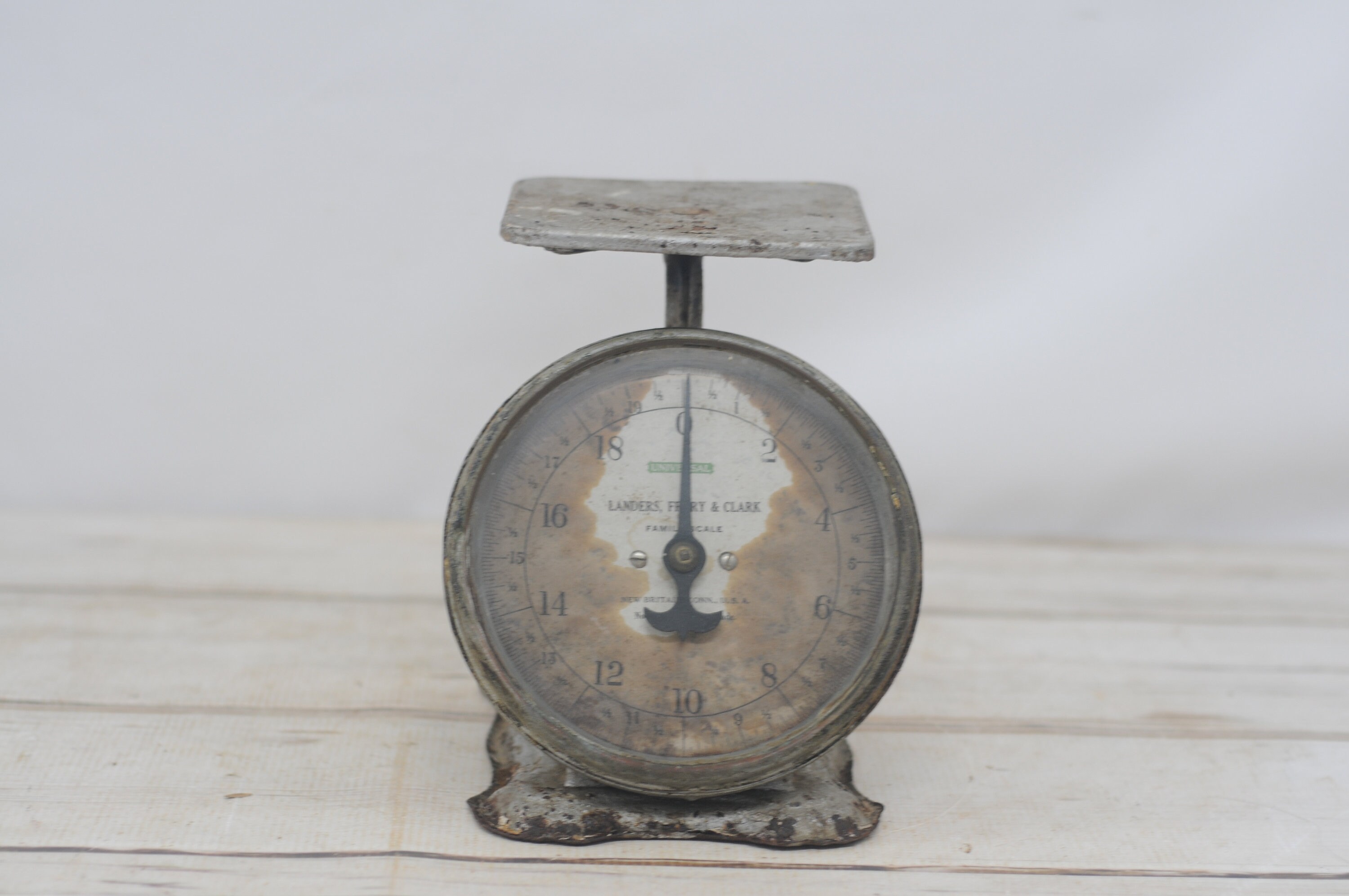 Antique . Universal Family Scale 20 Pound Landers Frary & Clark