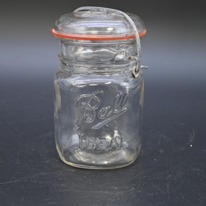Tarro de cristal cuadrado de una pinta, estilo antiguo/vintage, ideal para decorar con una bola, con tapa de cristal y cierre de alambre.