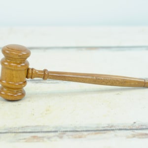 Vintage . Wood Gavel Judge Gavel Wood Mallet Auction Hammer Legal Decor #9 +