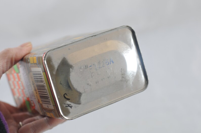 Pode incluir: Uma lata de metal prateada com um r&oacute;tulo azul e um c&oacute;digo de barras. O r&oacute;tulo tem o texto "SHEL226H" escrito nele.