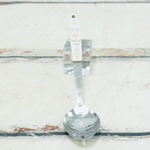 Vintage Flint Arrowhead Harvest Wheat Stainless Steel Slotted Spoon Utensil White Plastic Handle +