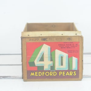 Vintage . Fruit Crate 401 Medford Pears Bosc Pears Large Wood Vintage Fruit Box