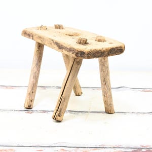 Antico. Sgabello da mungitura in legno primitivo fatto a mano, sgabello da fienile a 4 gambe n. 2