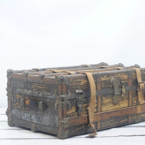 Antique Flat Top Steamer Trunk Eagle Lock Co Foot Locker Steamer