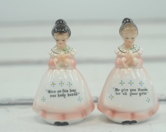 Vintage Enesco zout peper shakers biddend meisje geef ons deze dag ons dagelijks brood verzamelbaar porselein gemaakt in Japan