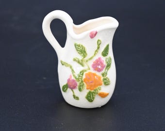 Jarra de cerámica en miniatura vintage bellamente pintada a mano con flores rosas y naranjas Jarra individual para jarabe y crema