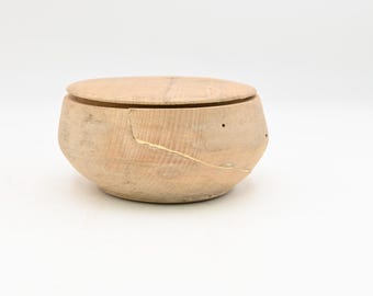 Antique . 1700s or Early 1800s Hand Turned Beehive Wood Sugar or Spice Bowl With Lid #14