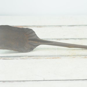 Vintage metalen brandschop asverwijdering zwarte rustieke zware scheplepel