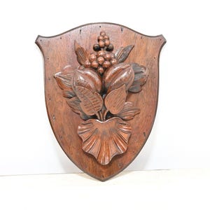 Placa de pared antigua de madera fina tallada en la Selva Negra alemana con frutos y nueces en relieve, 15&quot;