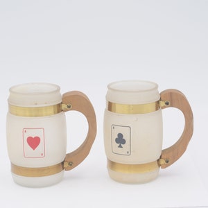 2 Vintage. Siesta Ware-mokken van matglas met houten handvat Heart Club Ace-kaarten