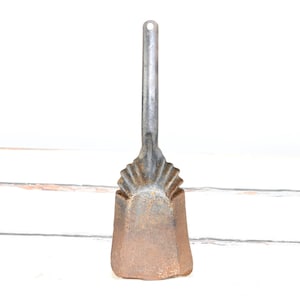 Vintage metalen brandschop asverwijdering zwarte korte steel rustieke zware schopschep