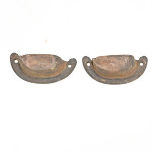 Tirador de cajón de metal primitivo antiguo con forma de copa