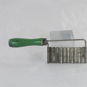 Vintage . Green Wood Handle Kitchen Tool Utensil Wavy Vegetable Slicer Garnishing #2