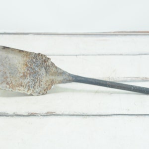 Vintage metalen brandschop asverwijdering zwarte rustieke zware scheplepel