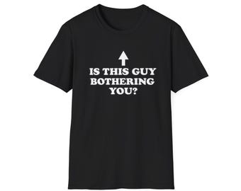 Valt deze man je lastig? pijl T-shirt | T-shirt met grafische pijl, shirt met humoristische tekst