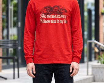 Du hast mich in einer sehr chinesischen Zeit meines Lebens kennengelernt – Langarmshirt | Unisex-Baumwoll-T-Shirt mit rotem Drachen
