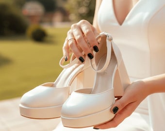 Zapatos de tacón de plataforma color marfil para novias, zapatos de boda de satén blanco, zapatos de tacón de bloque con correa al tobillo, zapatos de novia elegantes, tacones de boda hechos a mano.