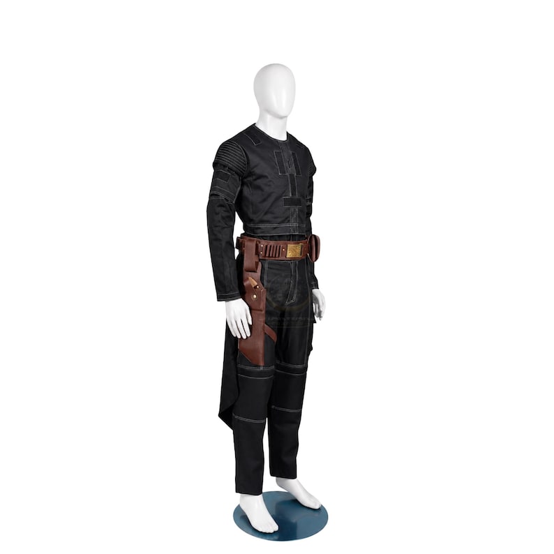 Puede incluir: Un conjunto de camisa negra de manga larga y pantal&oacute;n a juego con detalles acanalados en los hombros y un cintur&oacute;n utilitario de cuero marr&oacute;n con funda. El atuendo se muestra en un maniqu&iacute; blanco sobre un fondo blanco liso.