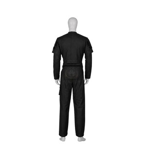 Pode incluir: Um macac&atilde;o t&aacute;tico preto num manequim, com mangas compridas, gola alta e cintura ajustada. A pe&ccedil;a inclui um bolso utilit&aacute;rio na perna direita e um emblema circular estampado na parte de tr&aacute;s das cal&ccedil;as com um design detalhado.