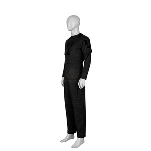 Pode incluir: Um conjunto de uniforme t&aacute;tico preto composto por uma camisa de manga comprida e cal&ccedil;as a condizer num manequim. A camisa apresenta um emblema retangular no peito e um emblema na manga. As cal&ccedil;as incluem joelhos refor&ccedil;ados e bolsos laterais.